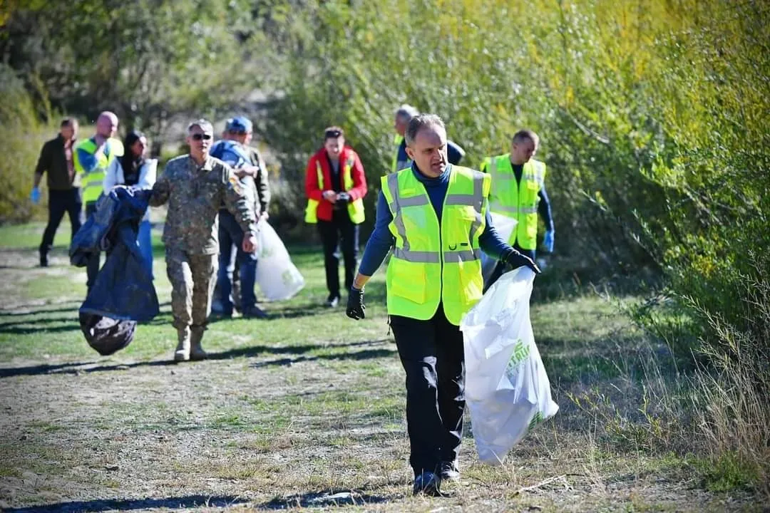 Prima ediție a proiectului „România mai curată” a debutat în județul Prahova: peste 400 de arbori plantați și o amplă acțiune de ecologizare la Cheile Doftanei